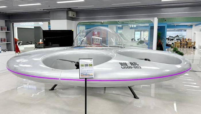 飞碟形载人eVTOL在义乌全球数贸中心展厅内展示，360°全透明球形座舱清晰可见。图源：光明网
