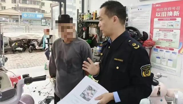 奉贤区市场监管局执法人员向经营者普法。 图片来源：上海市市场监管局