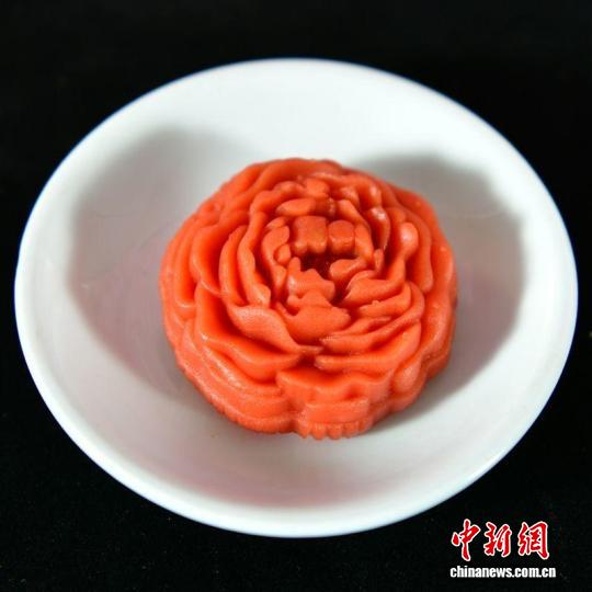 在菏泽市巨野县，一朵朵牡丹花“开”进中秋月饼的馅料与造型之中。巨野县委宣传部供图