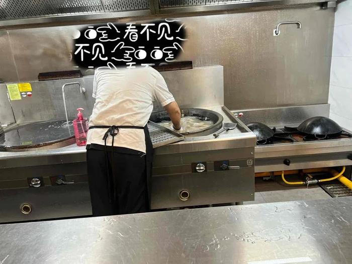 ▲后厨人员在用给孩子和老师们做饭的锅洗下水道铁盖板和拖把