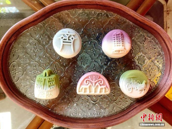 淄博市张店区的海岱楼钟书阁推出齐文化主题文创月饼。海岱楼钟书阁官方供图