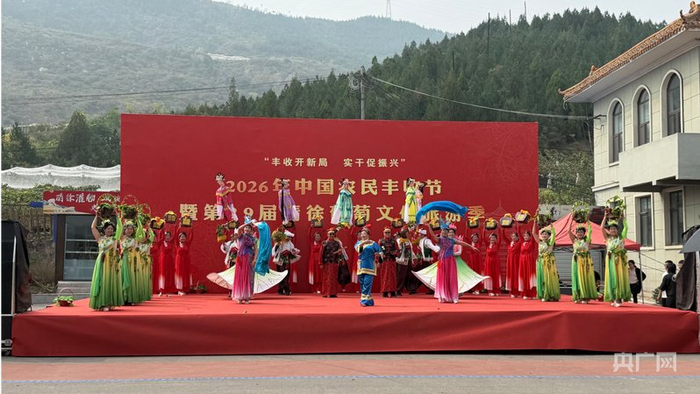 当地人用舞蹈欢庆丰收（央广网记者 张晋鹏 摄）