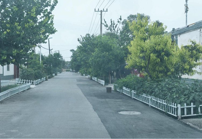 实施破损路面集中修补工程后的道路。