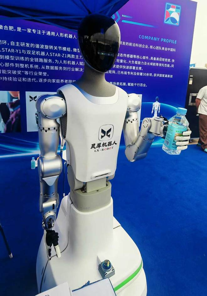 　　图为安徽灵犀机器人有限公司开发的人形机器人。新华社记者 王菲 摄