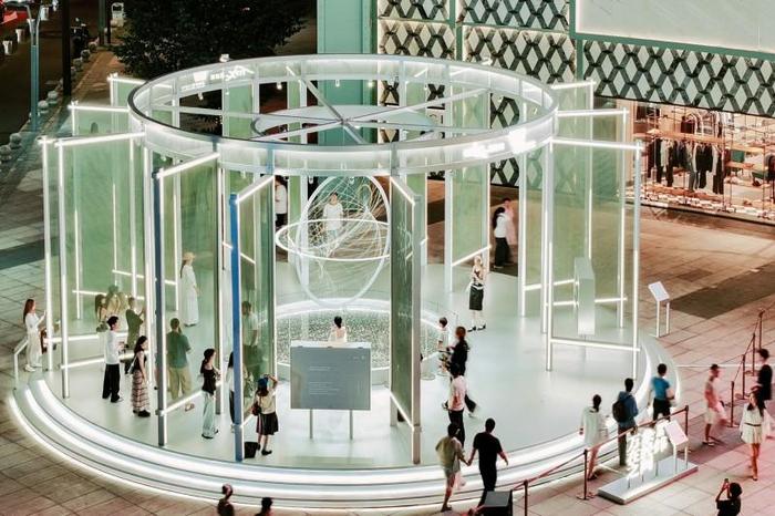 图片说明：“万象在经纬之间”主题装置携艺术家杨淞公共艺术作品《鲲·游于无穷》