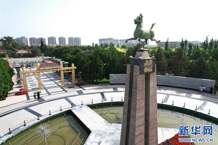 图为武威雷台汉墓景区中的铜奔马雕塑（无人机照片）。新华社记者 范培珅 摄