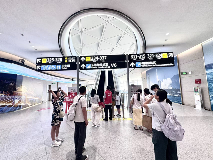 图:cdf三亚凤凰机场免税店