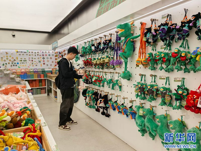 游客在甘肃省博物馆艺术生活馆挑选文创产品。新华社记者 何问 摄