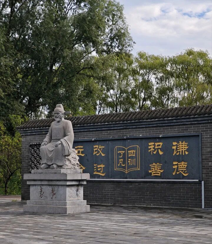 小辛码头村里的袁黄像。 新华每日电讯记者 张典标 摄