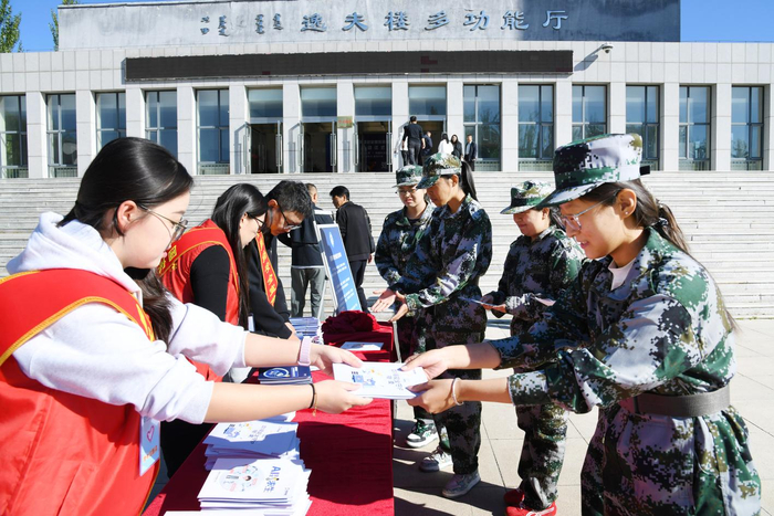 乌兰察布市活动启动仪式上向集宁师范学院师生发放网络安全宣传册。