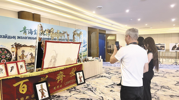     河湟皮影展示。本报记者 宋明慧 摄