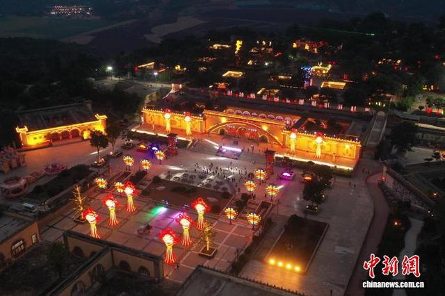 图为空中俯瞰陕州地坑院金秋花灯游园会夜景。王青伟 摄 