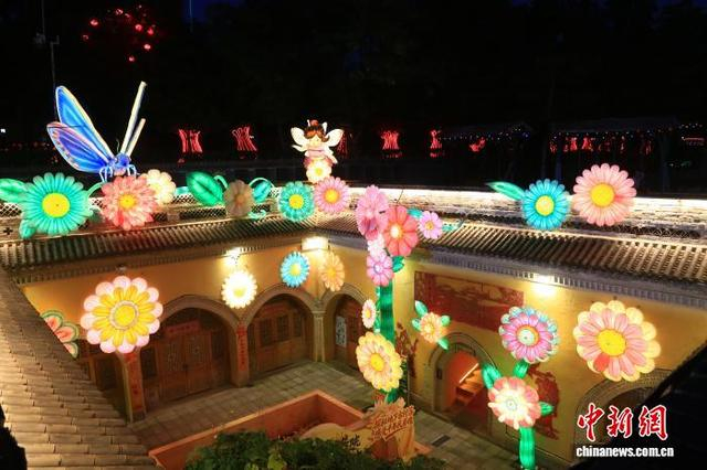 图为陕州地坑院内繁花造型彩灯。王建栋 摄