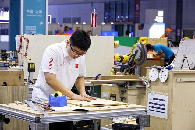 9月23日，上海，第48届世界技能大赛在国家会展中心正式开赛。图为中国选手参加“木工”项目比赛。（视觉中国）