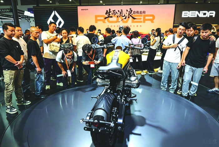     观众在摩博会现场参观