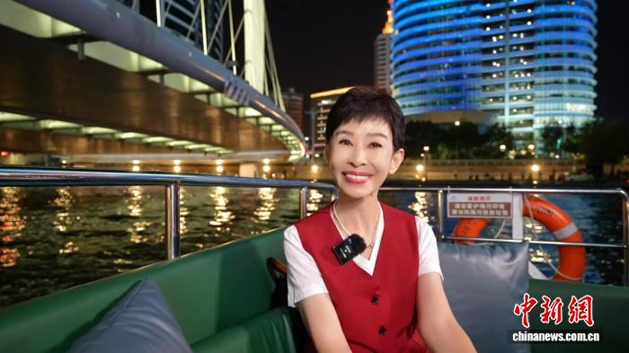 李秀媛乘坐海河游船，观赏天津城市夜景。记者 冯宏杰 摄