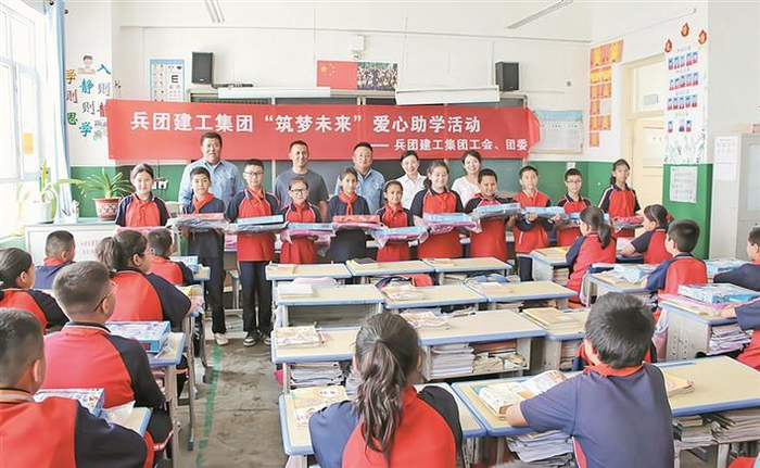     兵团建工集团向和田地区和田县英阿瓦提乡和谐新村小学学生捐赠书包、玩具等物资（资料图片）。    李凯旋  摄