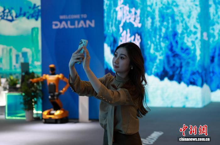 图为市民在主题展览馆拍照。中新社记者　于海洋　摄