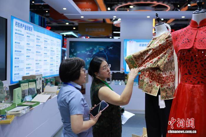 图为市民在参观主题展览馆。于海洋　摄