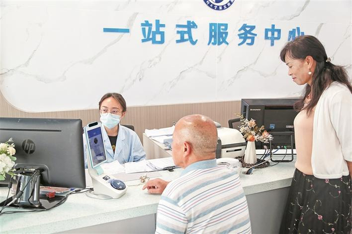     在云南省个旧市人民医院一站式服务中心，医护人员为市民办理医保业务（资料图片）。    新华社发（薛莹莹  摄）