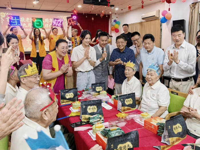 图4　9月生日的"寿星"老人们齐聚一堂