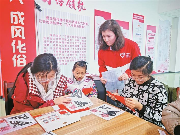     在九师一六一团综合文化活动中心，各族青少年一起学习剪纸，体验非遗乐趣（资料图片）。孙雪  摄