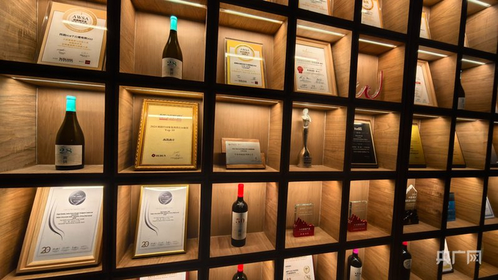 展柜里陈列着多款葡萄酒与各类获奖证书（央广网记者 吴佳仪 摄）