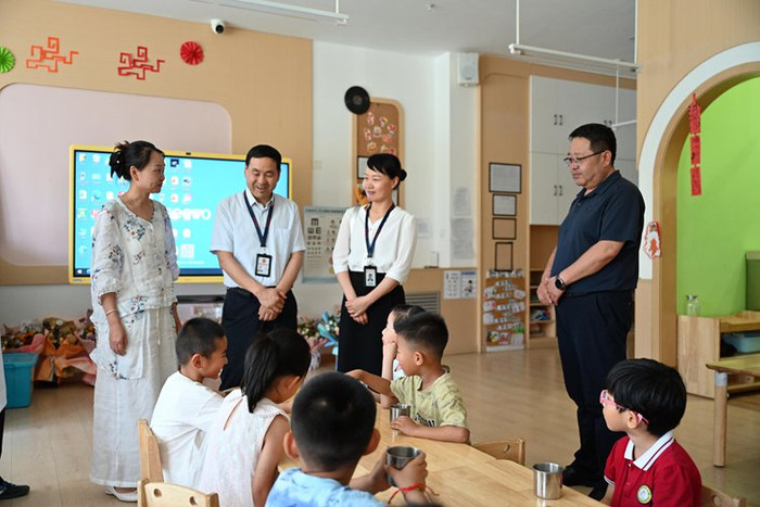 张掖市纪委监委加强校园食品安全监督，监督检查室和纪检监察组工作人员到市幼儿园了解校园餐整治情况。
