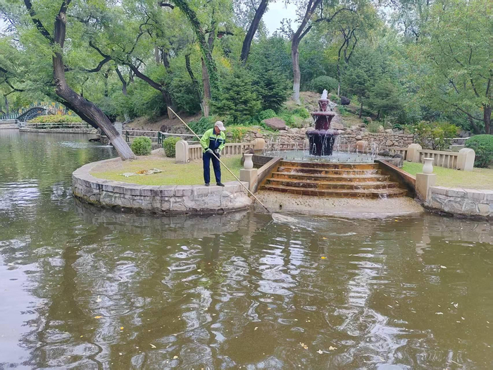 清理园内垃圾