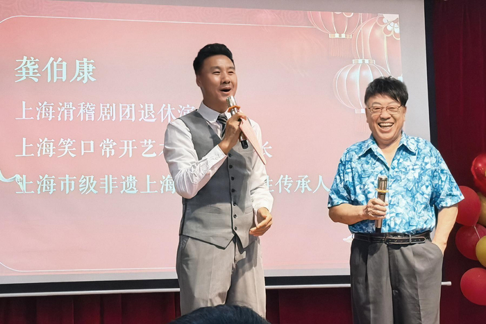 图3　主持人 吉祥（左）非遗上海说唱龚伯康先生（右）