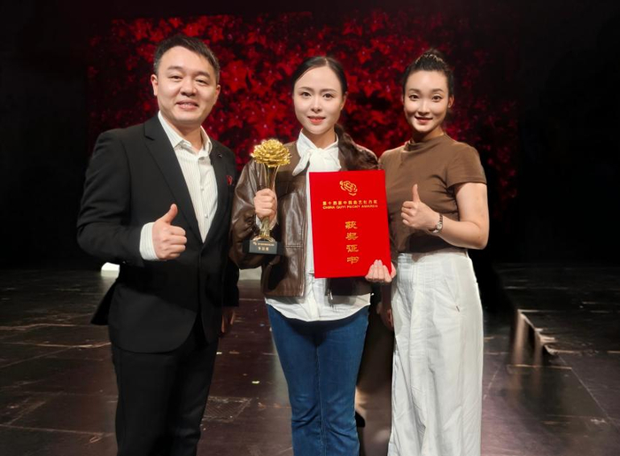 罗捷（中）与张夏丽（右）、柴钰峰（左）共同表演的《稻田喜事》获得第十四届牡丹奖节目奖。罗捷供图