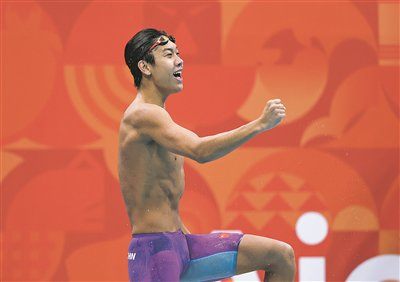 图为9月23日，中国选手张展硕在比赛后庆祝他获得冠军。     新华/传真