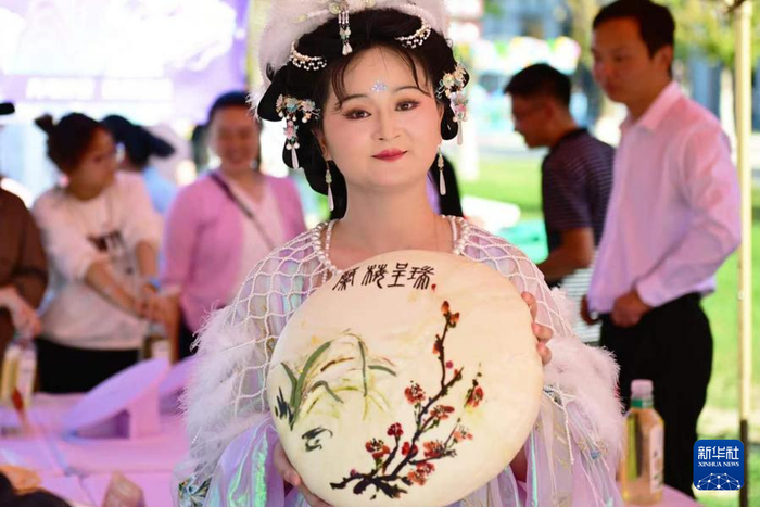 　　武威市凉州区高坝镇工作人员展示凉州大月饼。新华社记者 张睿 摄
