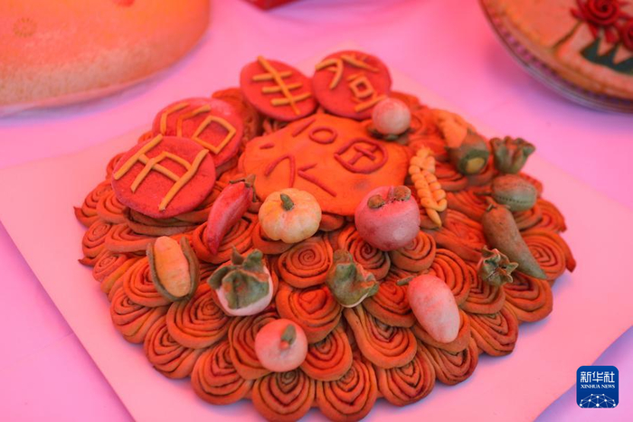　　第四届凉州大月饼制作技艺展示品鉴活动上展出的凉州大月饼。新华社记者 张睿 摄