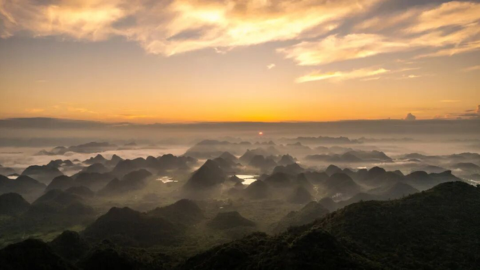 阳山县高峰顶电视塔清晨日出景观和县城云海景观。清远日报签约摄影师 冯国志 摄