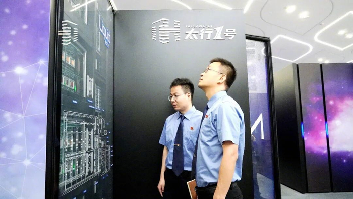 今年6月29日，山西省检察院干警在国家超级计算太原中心现场巡检算力节点运行状态。