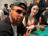 又一次同框了！美女牌手All In姐晒与库里牌桌前同框合照