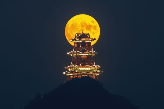 　　这是2020年10月1日在北京拍摄的中秋月和定都阁同框。新华社发（吴鲁萍 摄）