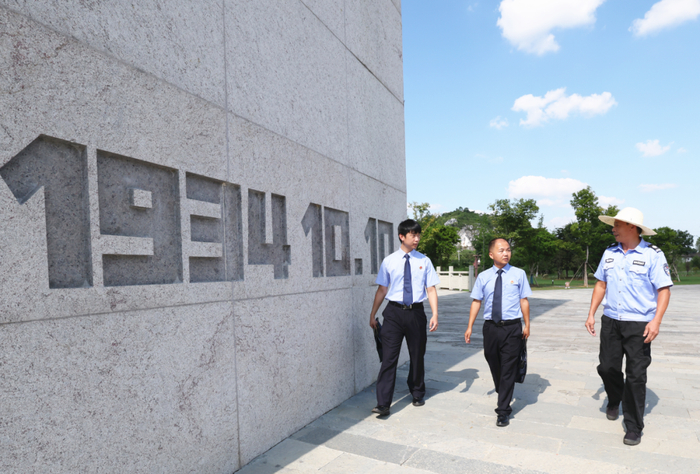 瑞金市检察院检察官向云石山革命旧址群工作人员了解日常巡查管护情况。