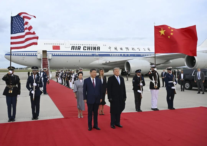 9月23日下午，国家主席习近平乘专机抵达华盛顿，应美国总统特朗普邀请，对美国进行国事访问。习近平和夫人彭丽媛抵达华盛顿安德鲁斯空军基地时，特朗普和夫人梅拉尼娅热情迎接。图/新华