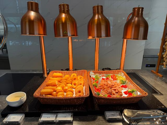 酒店提供中西式餐食。图/九派新闻 蔡晓萱
