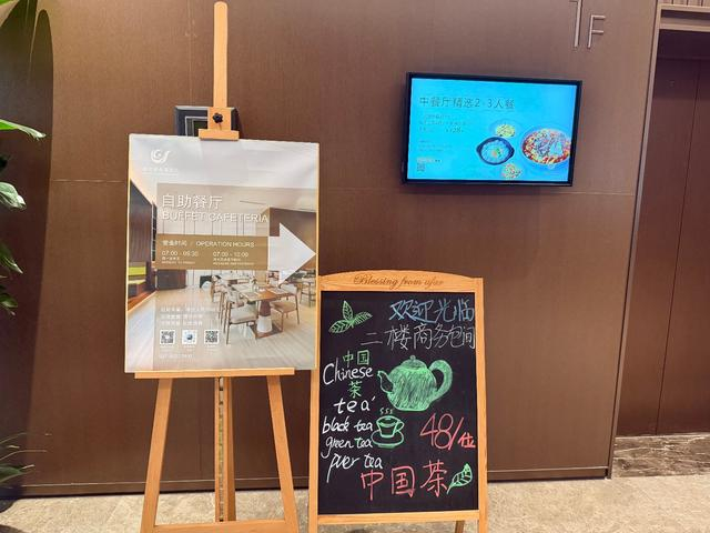 酒店自助餐厅。图/九派新闻 蔡晓萱