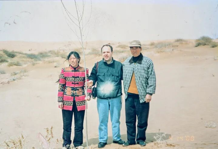 2000年，“赛考斯”（中）与殷玉珍夫妇在毛乌素沙地合影（资料照片）。