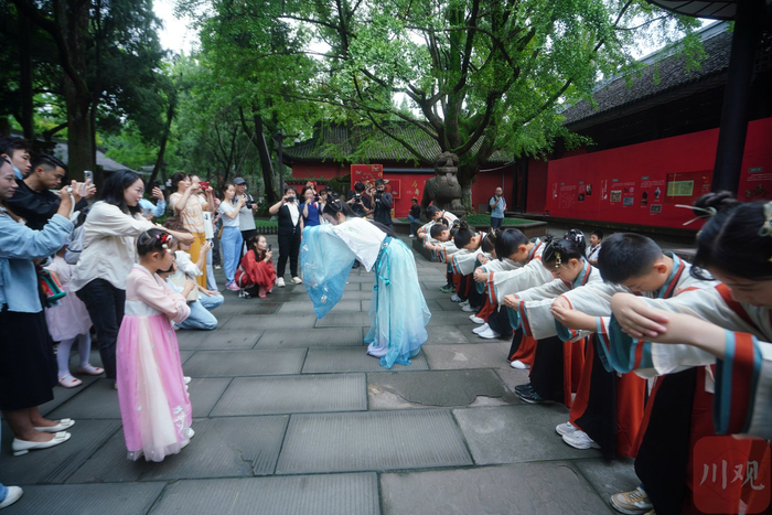 武侯祠中秋活动上，汉服孩童行汉礼，为游客送上中秋祝福。