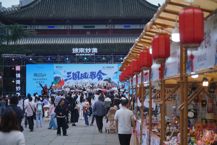 非遗市集热闹开市，市民游客打卡逛集，乐享中秋。