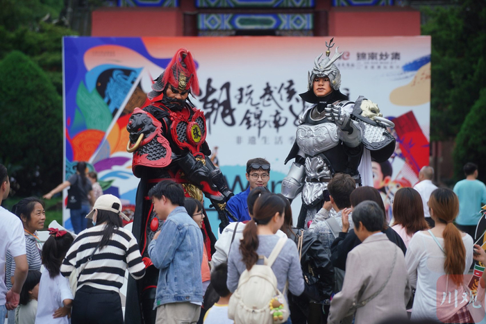 张飞、马超机甲亮相活动现场，与游客互动。