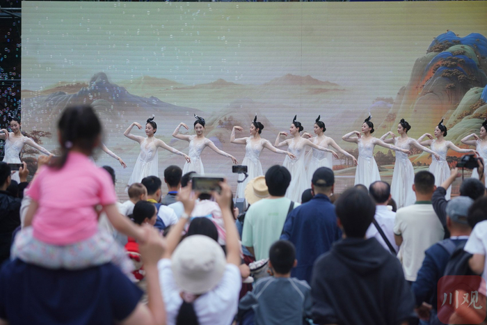 三国风雅会古风歌舞上演，现场观众驻足观赏。
