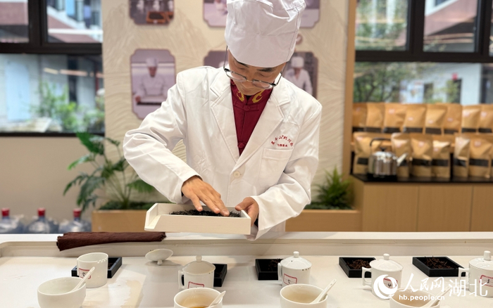 评茶师正在评审红茶。人民网记者 周恬摄