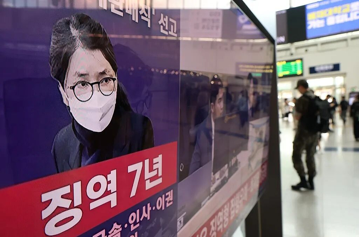 　韩国民众关注金建希“卖官鬻爵”案 资料图/视觉中国