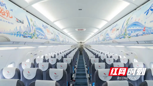 主题客舱让旅客一走进就感受到浓厚的首航氛围。